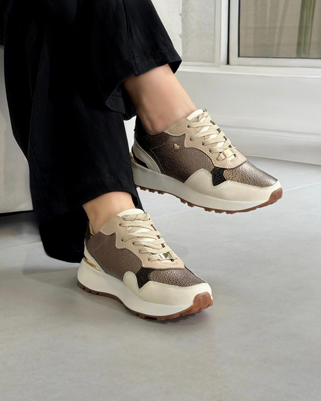 En cuero, con interior suave y acolchonado para brindar excelente comodidad 👟
Texturas, tonos metalizados y detalles especiales.

• Suela ultraliviana
• Plantilla confort
• Interior acolchonado
• Excelente confort
• Alta calidad