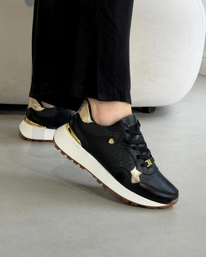Tenis en cuero, detalles metalizados, senakers ultralivianos, plantilla confort, plantilla suave al tacto, color negro, color negro con dorado. tenis para el día a día.