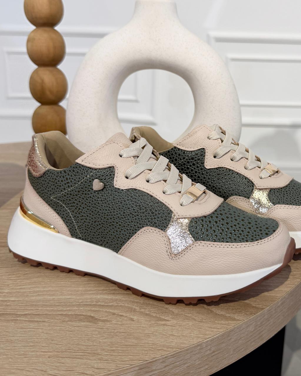 Tenis en cuero, detalles metalizados, senakers ultralivianos, plantilla confort, plantilla suave al tacto, color oliva, color verde. tenis para el día a día.