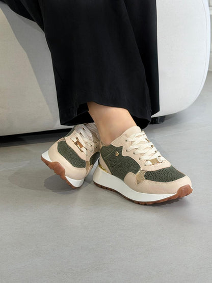 Tenis en cuero
Sneakers en cuero
Cuero premium
Suela ultraliviana
Plantilla confort
Interior acolchonado
Excelente confort
Alta calidad