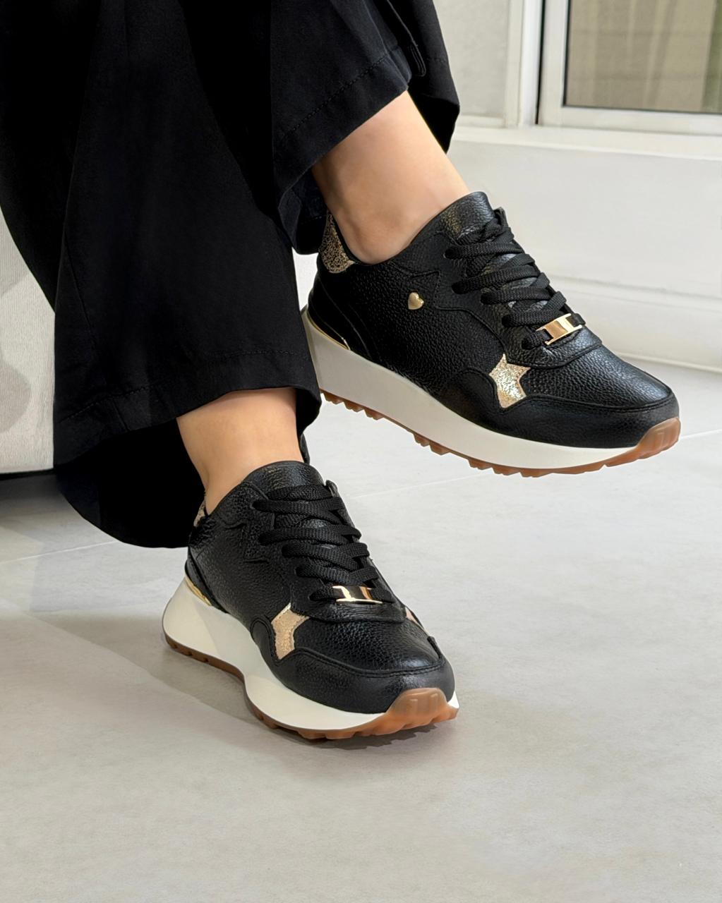 En cuero, con interior suave y acolchonado para brindar excelente comodidad 👟
Texturas, tonos metalizados y detalles especiales.

• Suela ultraliviana
• Plantilla confort
• Interior acolchonado
• Excelente confort
• Alta calidad