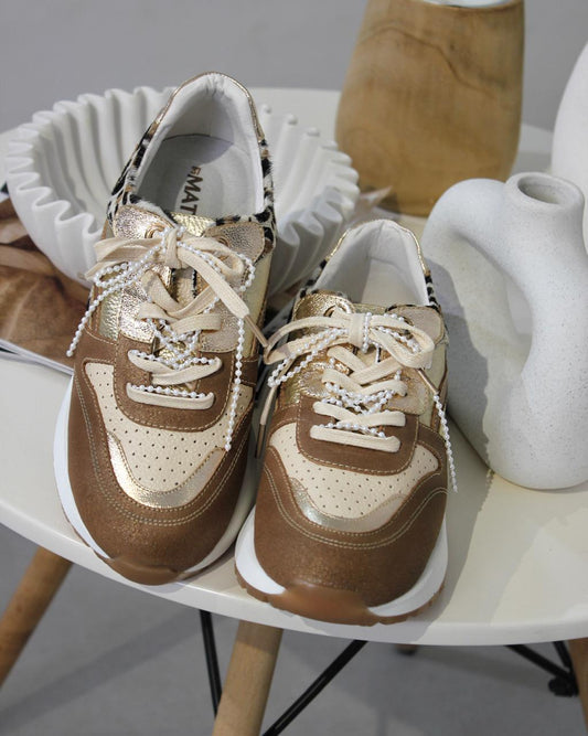 En cuero, tanto por dentro como por fuera, con interior suave y acolchonado. 

Combina texturas entre animal printo y  tonos metalizados, con detalles especiales en sus cordones.

• Suela ultraliviana
• Plantilla confort
• Interior acolchonado
• Excelente confort
• Cuero premium
