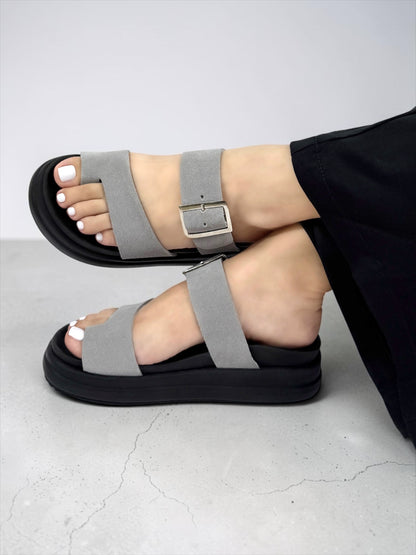 Sandalia de plataforma en cuero gamuza color gris con hebilla plateada y suela negra, MATIZES