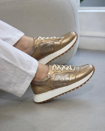 Sneakers en cuero premium, plantilla confort y suela liviana. Tenis color dorado. Diseño versátil y de alta calidad.