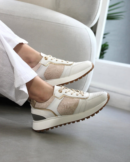 Sneakers en cuero premium, plantilla confort y suela liviana. Color blanco con nude. Diseño versátil y de alta calidad.