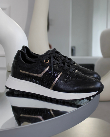 Tenis en cuero, tanto por dentro como por fuera, con interior suave y acolchonado para brindar excelente comodidad 👟

Combina texturas, tonos metalizados, logrando un diseño femenino y moderno. 

• Suela ultraliviana
• Plantilla confort
• Interior acolchonado
• Excelente confort
• Alta calidad